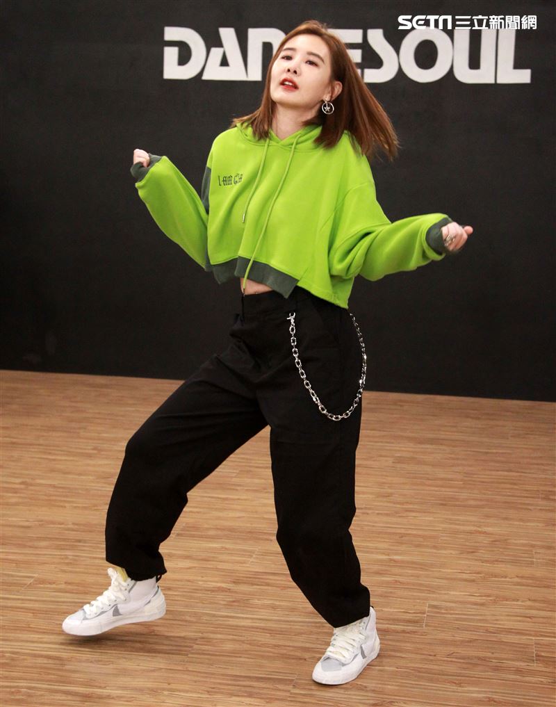 安心亞為跨年努力的練舞彩排。（記者邱榮吉/攝影）