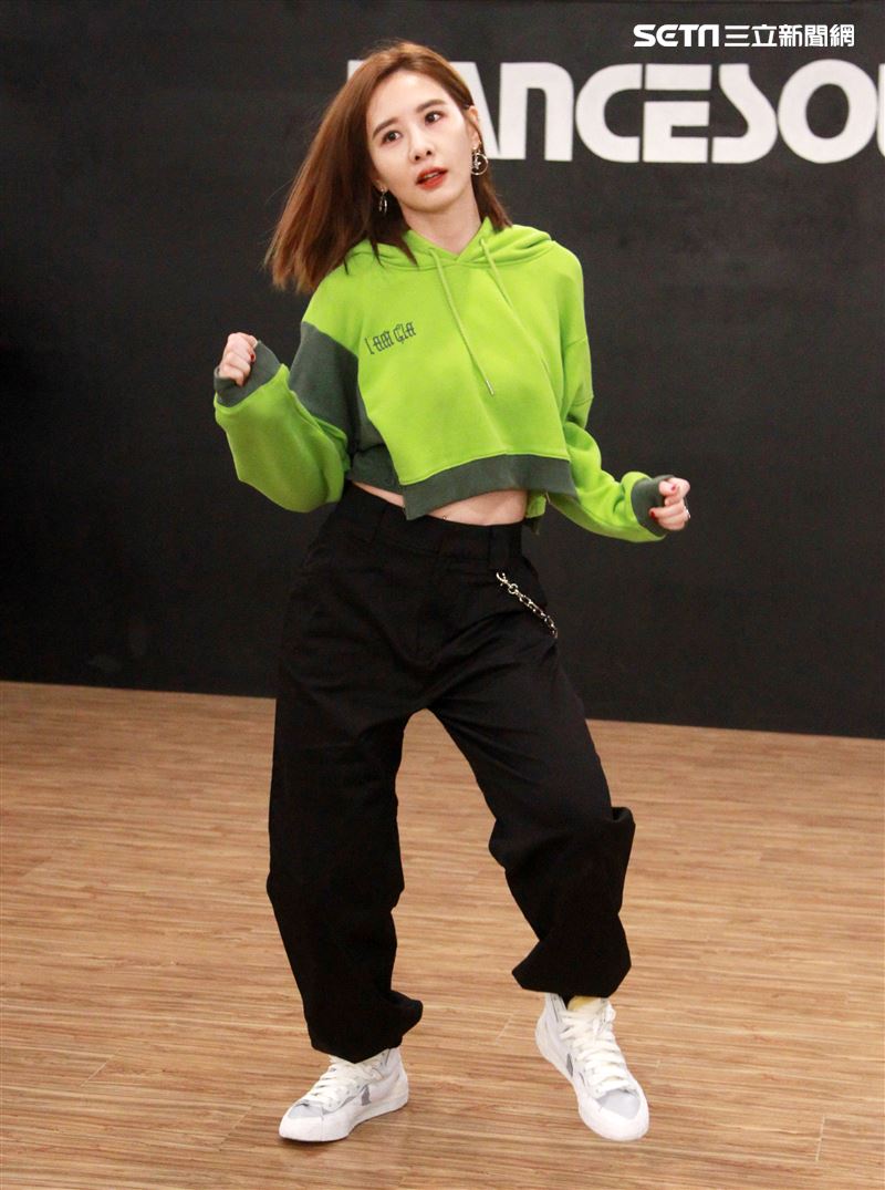 安心亞為跨年努力的練舞彩排。（記者邱榮吉/攝影）