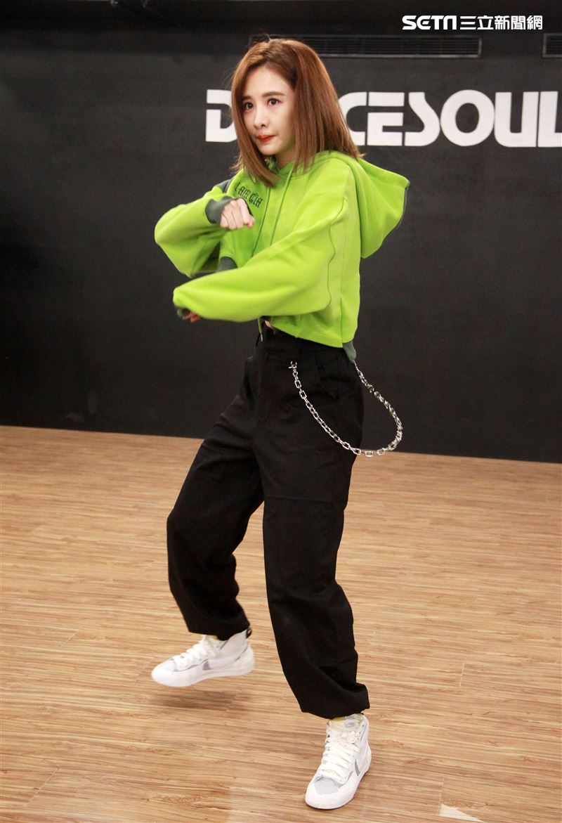 安心亞為跨年努力的練舞彩排。（記者邱榮吉/攝影）