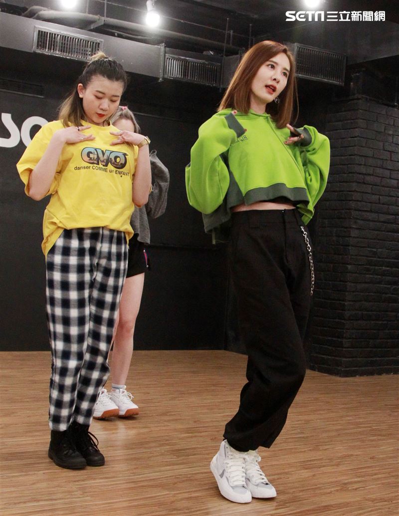 安心亞為跨年努力的練舞彩排。（記者邱榮吉/攝影）