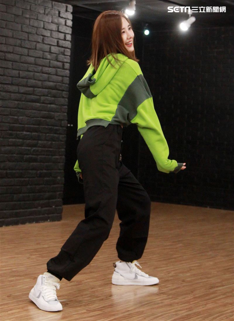 安心亞為跨年努力的練舞彩排。（記者邱榮吉/攝影）