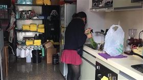 男抱怨「龜兒子」愛黏老婆…照片往下看　真相網友笑翻
圖翻攝自爆怨公社臉書