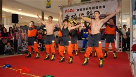 宜蘭縣消防局發表2020年曆宜蘭縣政府為推廣消防專業形象，28日發表2020宜蘭消防年曆，參與拍攝的消防猛男與美女戰士也到場展現健美身材並熱舞，讓民眾歡呼聲不斷。（宜蘭縣消防局提供）中央社記者沈如峰宜蘭縣傳真　108年12月28日