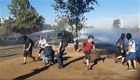 智利總統訂明年公投！首都再爆反政府示威　千人街頭抗員警（圖／翻攝自CarmenBoccaccio推特）