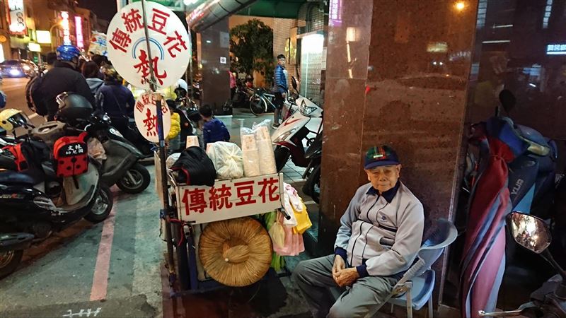 台南豆花伯深夜擺攤！超勇背景曝光