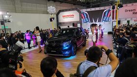 2020世界新車大展　女模展示新車（3）「2020世界新車大展」28日在台北南港展覽館登場，這次共有超過4000個攤位、34個汽車品牌、超過300款新車展出，各家車商紛紛找來車模助陣，吸引滿滿人潮。中央社記者吳家昇攝　108年12月28日