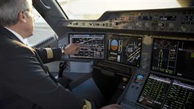 A350觸控螢幕新功能　星宇列必選空中巴士新推出A350飛機駕駛艙觸控螢幕功能，星宇航空表示，購機選配考量是挑選最先進的設備，星宇的A350機型絕對將駕駛艙觸控螢幕列為必選項目。（空中巴士提供）中央社記者汪淑芬傳真　108年12月29日