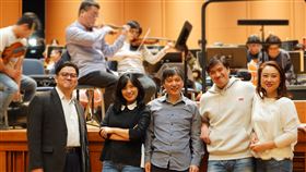 國台交演出貝多芬第9號交響曲2020年正是貝多芬誕辰250週年，國立台灣交響樂團29日在台北國家音樂廳演出貝多芬「第9號交響曲」，由首席客席指揮水藍領軍（中），與聲樂家簡崇元（左起）、羅明芳、張嘉珍（右起）、周正中等共同演出。（國台交提供）中央社記者趙靜瑜傳真  108年12月29日