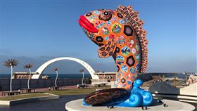 魚躍有餘成澎湖跨海大橋新亮點觀光局澎湖國家風景區管理處表示，這座「魚躍有餘」公共藝術作品，高約有5公尺，位在澎湖跨海大橋西嶼端漁翁島橋頭段，由國際知名藝術家洪易創作，成為澎湖旅遊意象的新地標、新亮點。中央社　108年12月29日
