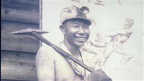 礦工畫家洪瑞麟昔日身影成功大學歷史系教授蕭瓊瑞28日在洛杉磯舉行講座，介紹國寶級礦工畫家洪瑞麟生平與作品，圖為投影片上的洪瑞麟身影。中央社記者林宏翰洛杉磯攝　108年12月29日