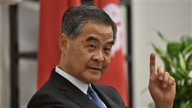 黎智英籲反送中不要硬拚　梁振英：鳴金收兵香港實施「禁蒙面法」後，壹傳媒集團創辦人黎智英6日撰文呼籲反送中「這不是硬拼的時候」。香港前特首梁振英（圖）對此直指黎智英是華麗轉身的「鳴金收兵」，公開和黑衣暴徒切割。（中新社提供）中央社　108年10月6日