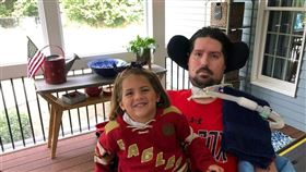 曾為漸凍症募款的冰桶挑戰發起人弗瑞茲（右）與病魔奮鬥7年，9日病逝。（圖取自twitter.com/PeteFrates3）