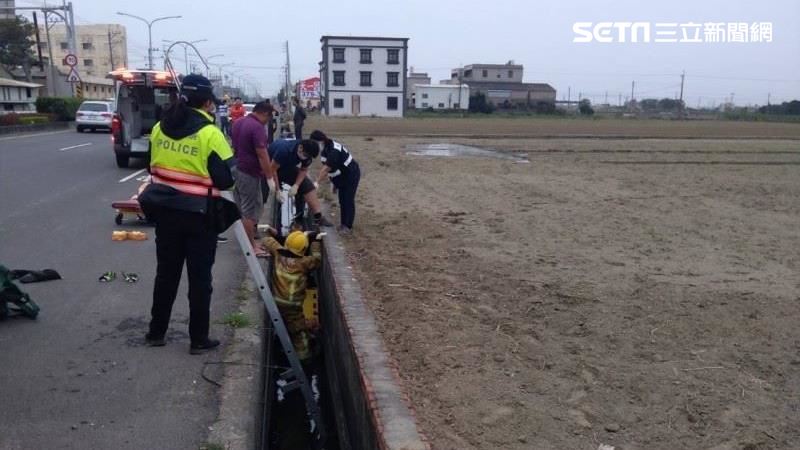 退休警官騎腳踏車　疑自摔溝渠落水亡