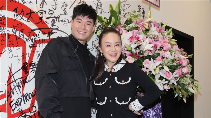 創作才子帶傷開唱！一代女皇驚喜相挺