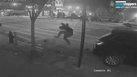搶劫,美國,紐約,毆打,監視器,1元,重傷,飛踢,毆打,手機 圖／翻攝自推特