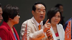 宋楚瑜：當選總統後重要責任　是穩定兩岸關係親民黨總統候選人宋楚瑜（中）29日在副總統候選人余湘（左）、競選辦公室發言人于美人（右）陪同下，出席辯論會後記者會，強調自己若出任總統，非常重要的責任及所期待去推動的，就是穩定兩岸關係。中央社記者徐肇昌攝　108年12月29日