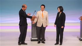 公辦總統候選人電視辯論會登場第15任總統副總統選舉總統候選人公辦電視辯論會29日下午在公視登場，國民黨候選人韓國瑜（左）、親民黨候選人宋楚瑜（中）、民進黨候選人蔡英文（右）出席，3人先禮後兵，正式辯論前互相握手致意。中央社記者裴禛攝　108年12月29日