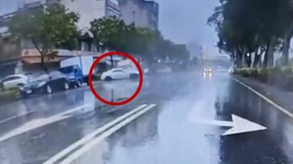 開太快壓到路面積水　轎車驚險打水漂