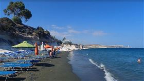 波蘭一對夫妻為了完成兒子的遺願，日前到賽普勒斯的總督海灘（Governor's Beach）打算將兒子的骨灰海葬，沒想到竟遇偷竊事件，歹徒打破車窗將骨灰帶走，讓夫妻倆崩潰大哭，焦急地向各界求助，希望能順利找回兒子的骨灰，而警方也正全力追查。（圖／翻攝自Google Earth）