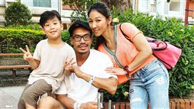 網紅筋肉爸爸媽媽。翻攝自臉書