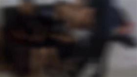 16:9
8男孩全裸直播給3萬男看　警看完崩潰：嚇人的大
圖／翻攝自微博