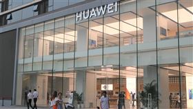 華為：新機Mate 30將不預裝谷歌應用程式華為秋季旗艦手機Mate 30預計19日在德國慕尼黑發布。華為向媒體證實，Mate 30仍將使用安卓（Android）系統，但不預裝谷歌（Google）的應用程式與Google Play服務。圖為位於上海愛琴海購物公園的華為門市。中央社記者陳家倫上海攝　108年9月10日