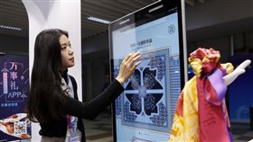 預測：機器人和AI將全面影響中國勞動力市場中國社會科學院預測，中國大陸「十四五」時期（2021至2025年），機器人和人工智慧（AI）將全面影響勞動力市場。圖為11月8日在上海舉行的第二屆中國國際進口博覽會展示的絲綢產業內AI系統「西湖一號」。（中新社提供）中央社記者周慧盈北京傳真　108年12月30日