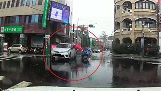 騎士疑闖紅燈！撞汽車慘「噴飛彈起」