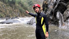 吳俊諺日前為八大綜合台「台灣第一等」出外景，拍攝中途竟突遇溪水暴漲。圖／八大提供