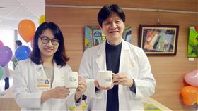 過動症兒成模範生嘉義長庚醫院30日舉辦「ADHD（注意力不足過動症）心動畫展」，精神科醫師陳錦宏（右）手持的馬克杯，印有過動兒阿弘的繪畫作品。中央社記者蔡智明攝  108年12月30日