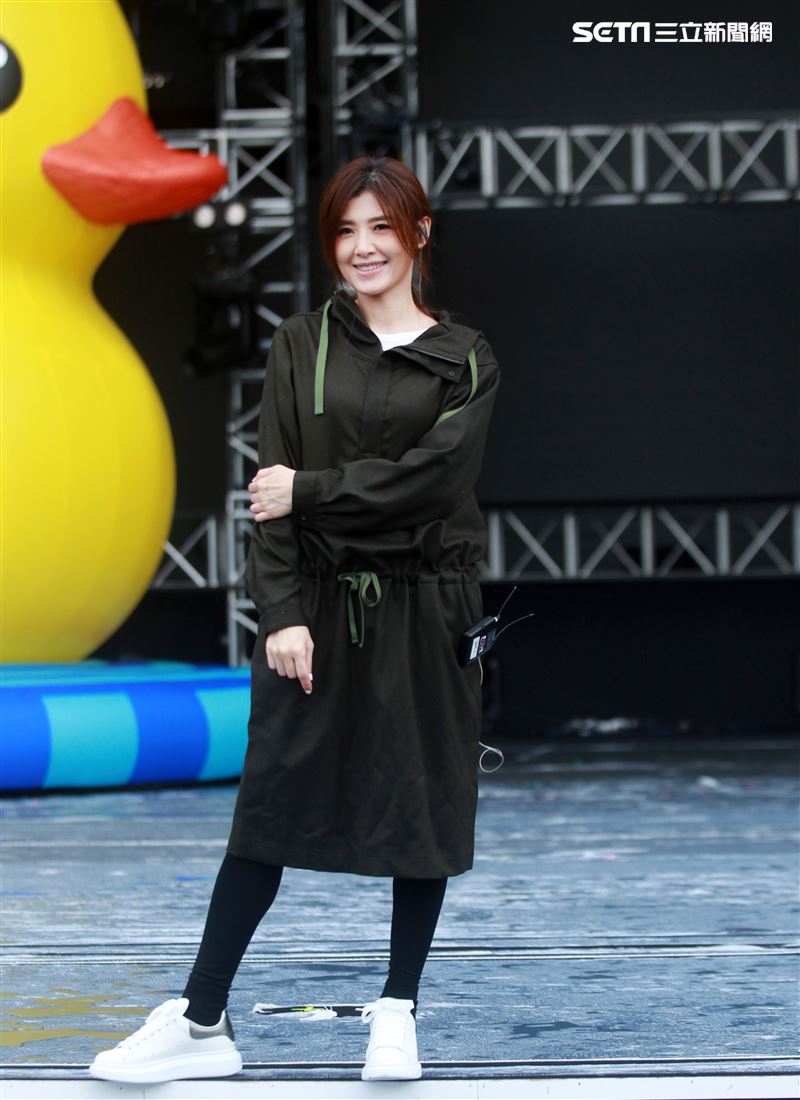 蘇慧倫「臺北最High新年城-2020跨年晚會」彩排，黃小鴨當背景將表演熟悉的小鴨、檸檬樹等歌曲。（記者邱榮吉/攝影）