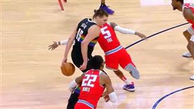 NBA／看傻！7呎長人秀「神運球」
NBA,丹佛金塊,Nikola Jokic,運球
翻攝自推特
