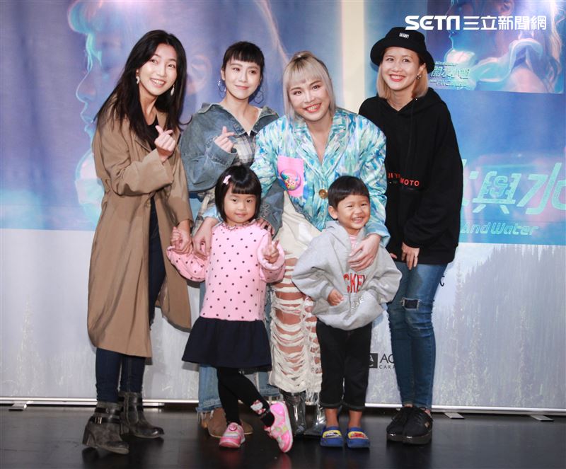 多重身份歌手「MissWater 開水小姐 」發表首張全新數位單曲 「冰與水」化身「水公主」響應公益。（記者邱榮吉/攝影）