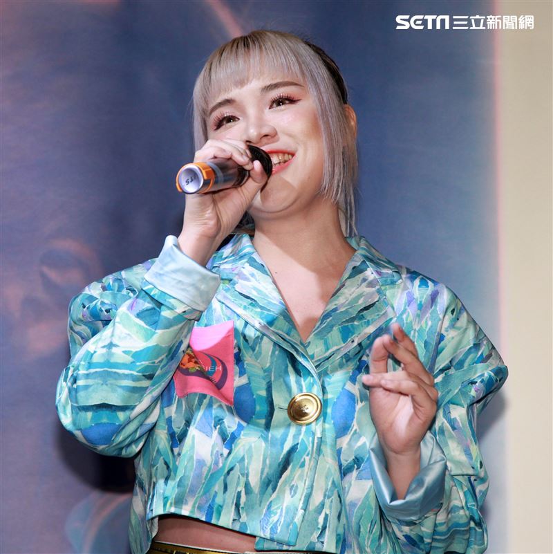 多重身份歌手「MissWater 開水小姐 」發表首張全新數位單曲 「冰與水」化身「水公主」響應公益。（記者邱榮吉/攝影）