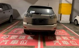 扯！沒婦幼證還1車占2位 網友怒喊「檢舉爆牠」（圖／爆廢公社）