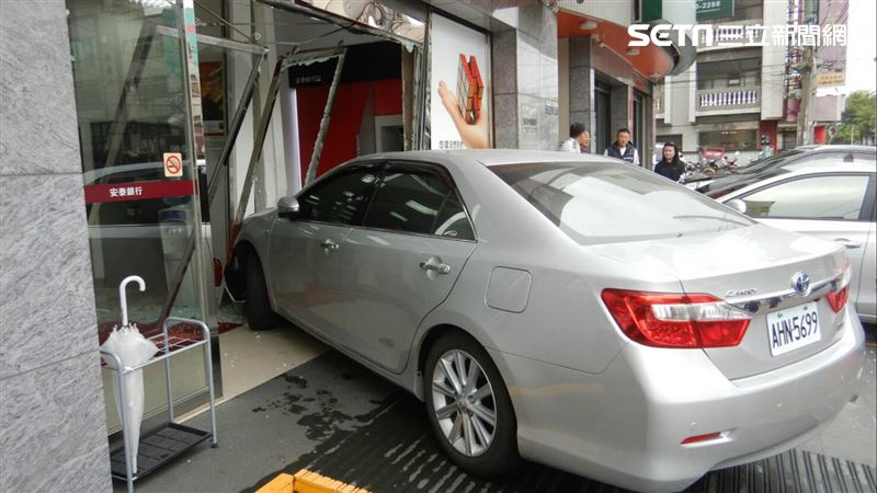 砰！民眾開車衝撞銀行　玻璃大門全碎