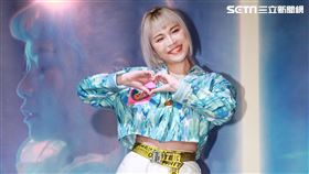 多重身份歌手「MissWater 開水小姐 」發表首張全新數位單曲 「冰與水」化身「水公主」響應公益。（記者邱榮吉/攝影）