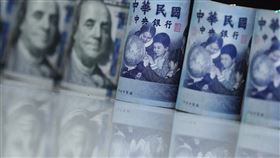 新台幣升7.4分　續創逾15個月新高外資強勁匯入，台灣4日再次上演股匯齊揚戲碼，新台幣兌美元收30.405元，升值7.4分，再創逾15個月新高。中央社記者徐肇昌攝　108年11月4日,台幣,美元,美金,匯市,鈔票,示意圖