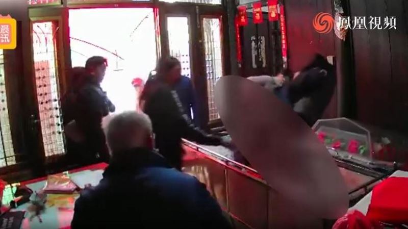 老翁拋家40年　子女拖出遺體狂掌摑