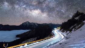 國際暗天協會經一年努力，8月公布通過認證，合歡山鳶峰到小風口區域成為國際暗空公園，是繼日本、南韓之後亞洲第三座、台灣第一座暗空公園。圖為合歡山雪季景色與夜空。（南投縣政府提供）