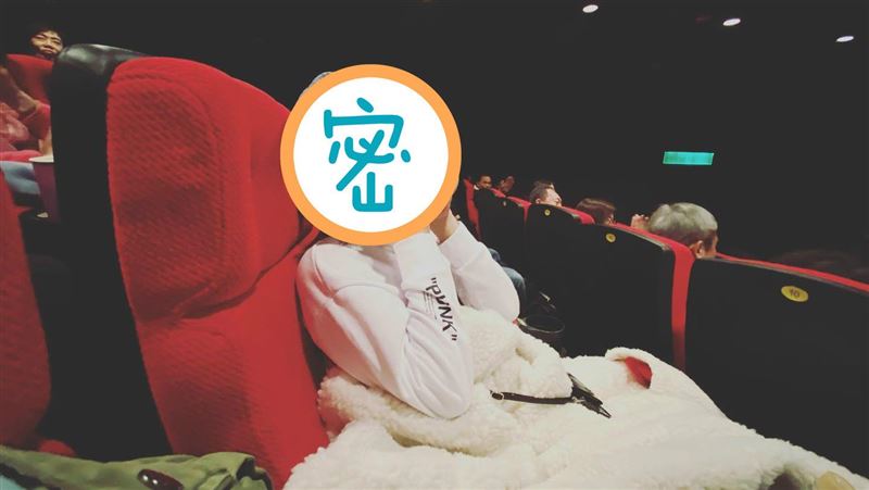 電影院捕獲大咖天后　零偽裝沒人認出