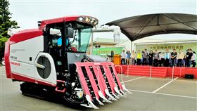 大型農機補助政策　幫助減輕農民負擔大型農機補助政策可以減輕農民負擔，不但協助解決人力問題，也可增加栽種面積，對年輕農民來說，實用政策才能吸引更多人一起投入。圖為108年10月29日總統蔡英文出席大型農機應用發表會。中央社記者吳睿騏桃園攝  108年12月30日