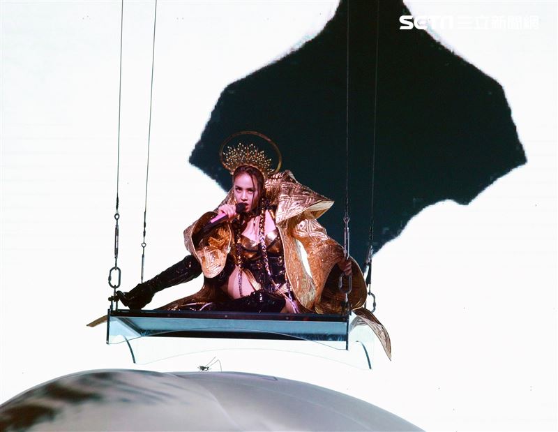 天后Jolin蔡依林四度攻蛋全新巡演「Ugly Beauty 」台北站首場登場，一開場便以「惡之女王」造型從7曾樓高空降舞台，「提頭」現身。（記者邱榮吉/攝影）