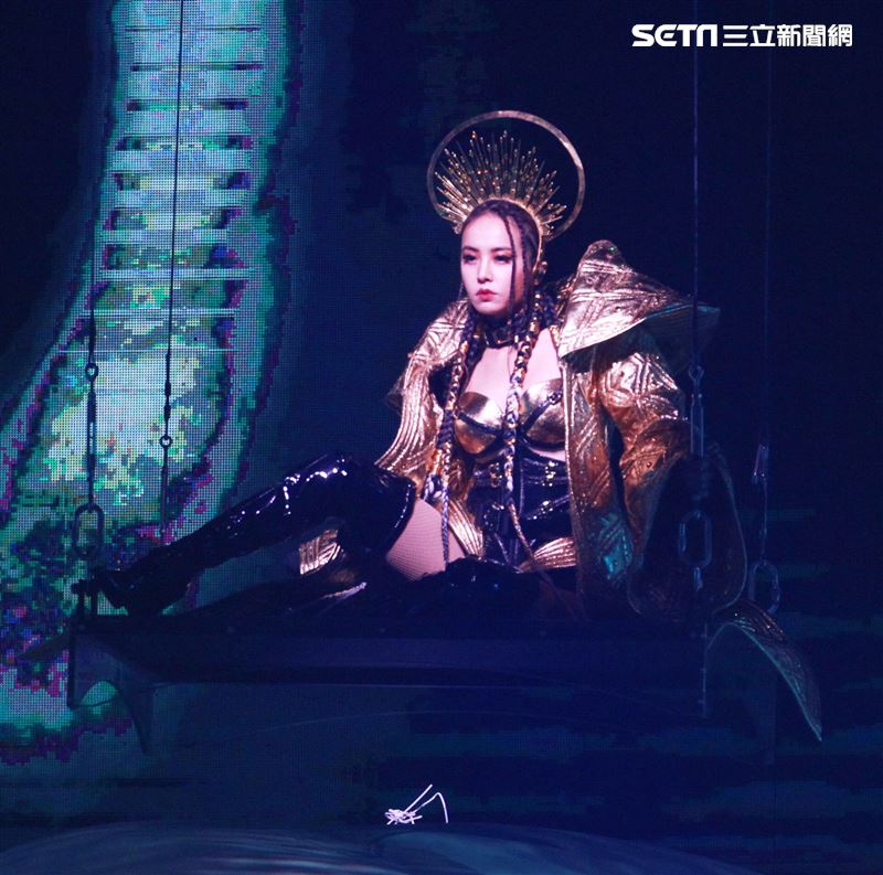 天后Jolin蔡依林四度攻蛋全新巡演「Ugly Beauty 」台北站首場登場，一開場便以「惡之女王」造型從7曾樓高空降舞台，「提頭」現身。（記者邱榮吉/攝影）