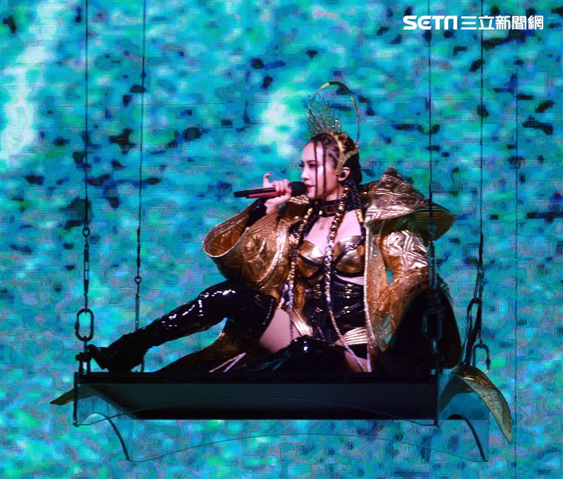 天后Jolin蔡依林四度攻蛋全新巡演「Ugly Beauty 」台北站首場登場，一開場便以「惡之女王」造型從7曾樓高空降舞台，「提頭」現身。（記者邱榮吉/攝影）