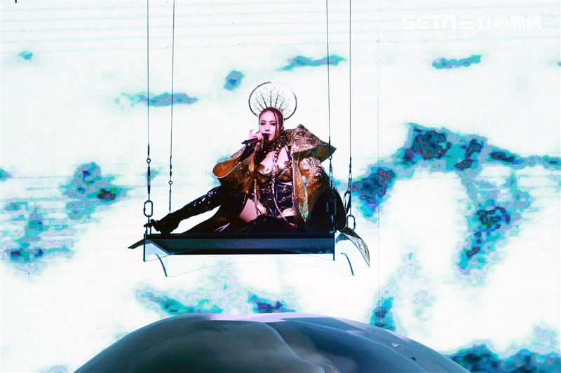 天后Jolin蔡依林四度攻蛋全新巡演「Ugly Beauty 」台北站首場登場，一開場便以「惡之女王」造型從7曾樓高空降舞台，「提頭」現身。（記者邱榮吉/攝影）