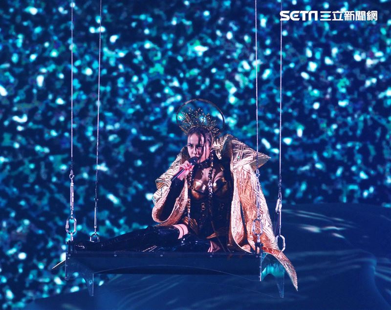 天后Jolin蔡依林四度攻蛋全新巡演「Ugly Beauty 」台北站首場登場，一開場便以「惡之女王」造型從7曾樓高空降舞台，「提頭」現身。（記者邱榮吉/攝影）