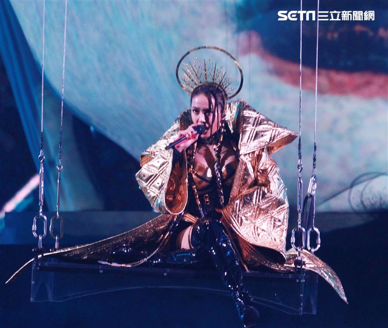 天后Jolin蔡依林四度攻蛋全新巡演「Ugly Beauty 」台北站首場登場，一開場便以「惡之女王」造型從7曾樓高空降舞台，「提頭」現身。（記者邱榮吉/攝影）