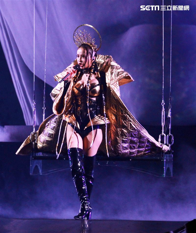 天后Jolin蔡依林四度攻蛋全新巡演「Ugly Beauty 」台北站首場登場，一開場便以「惡之女王」造型從7曾樓高空降舞台，「提頭」現身。（記者邱榮吉/攝影）