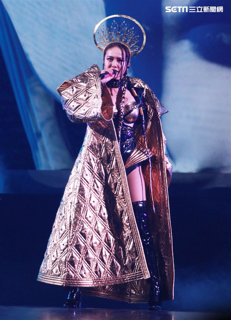 天后Jolin蔡依林四度攻蛋全新巡演「Ugly Beauty 」台北站首場登場，一開場便以「惡之女王」造型從7曾樓高空降舞台，「提頭」現身。（記者邱榮吉/攝影）